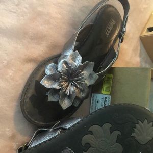 EUC Born pewter kalani sandals